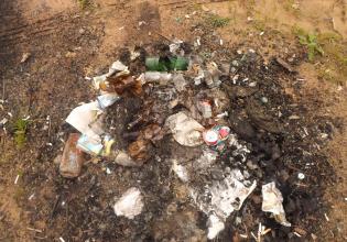 Кучи мусора на берегу карьера близ деревни Выстав